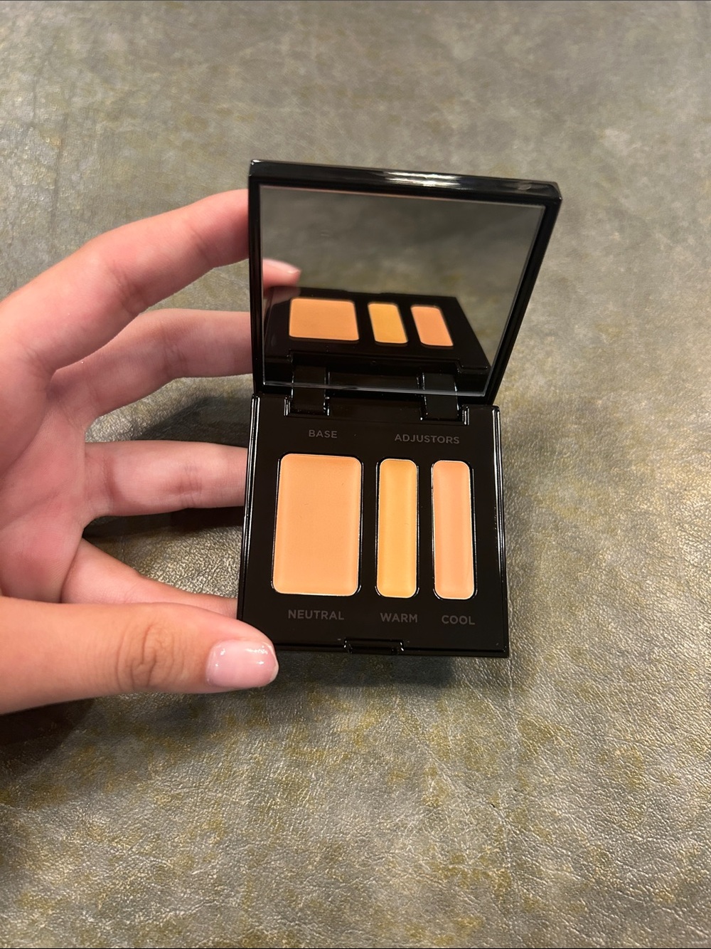 Laura Mercier Secret Camouflage Complexion Perfector - 03 Light Medium - Picture 3 of 3